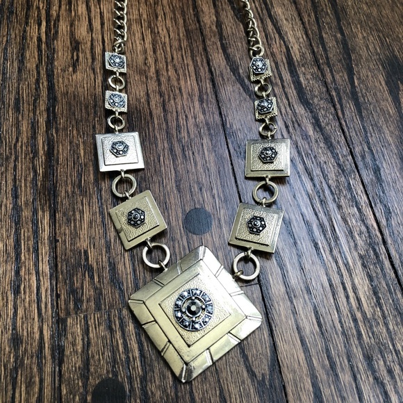 Jewelry - Gold statement necklace